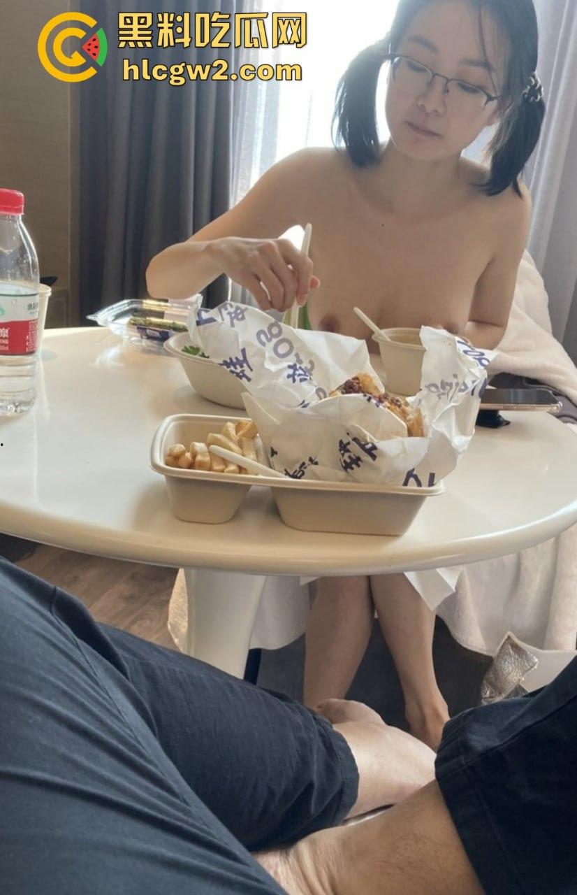 北京新晋绿帽男上线，爱玩刺激却挑剔！自家老婆被换妻大佬轮着享用，普通单男还不配上！-1