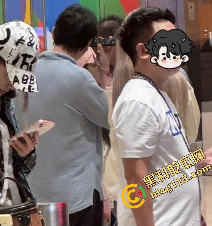 王思聪携女伴现身新加坡豪华酒店，瘦身成功状态佳，赌场玩老虎机乐翻天！-3