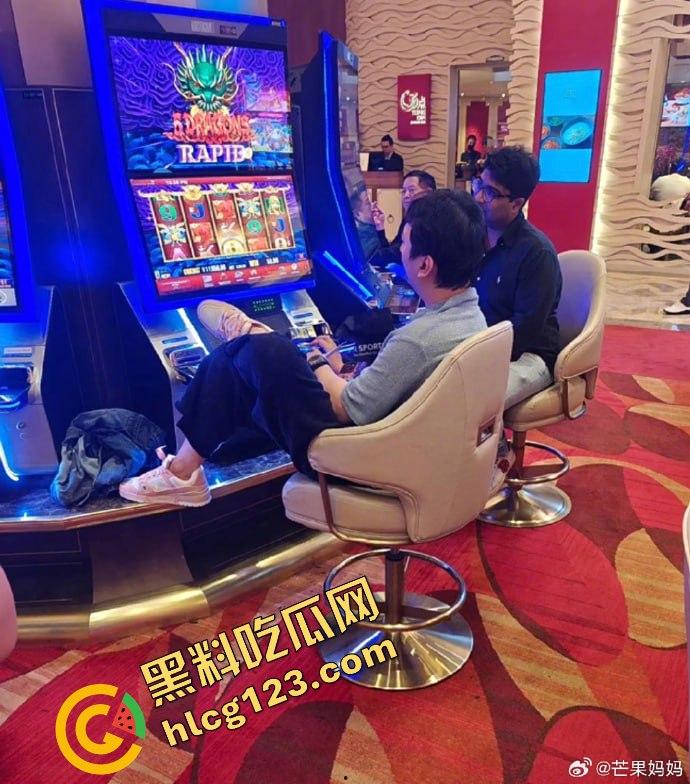王思聪携女伴现身新加坡豪华酒店，瘦身成功状态佳，赌场玩老虎机乐翻天！-5