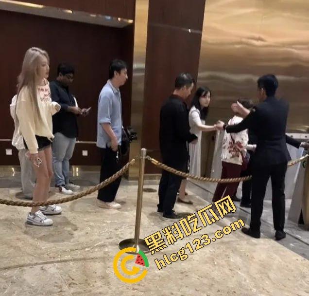 王思聪携女伴现身新加坡豪华酒店，瘦身成功状态佳，赌场玩老虎机乐翻天！-6