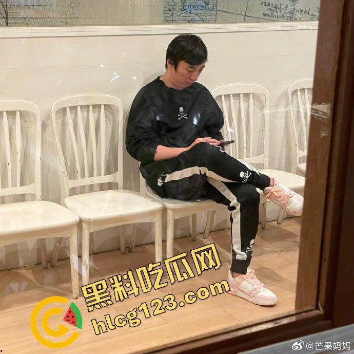 王思聪携女伴现身新加坡豪华酒店，瘦身成功状态佳，赌场玩老虎机乐翻天！-12