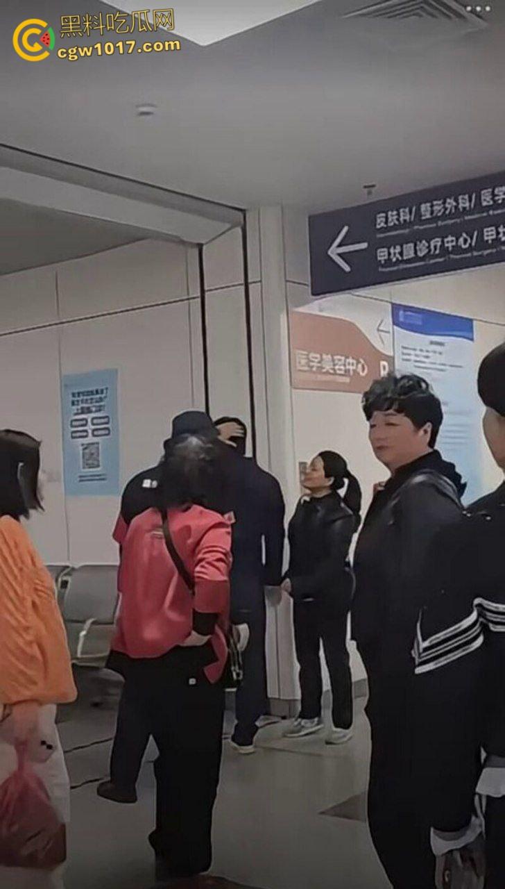 温州医院惊现家暴男，两人发生口角争夺孩子，男子当众对妻子全打脚踢，孩子被吓到大哭不止！-4