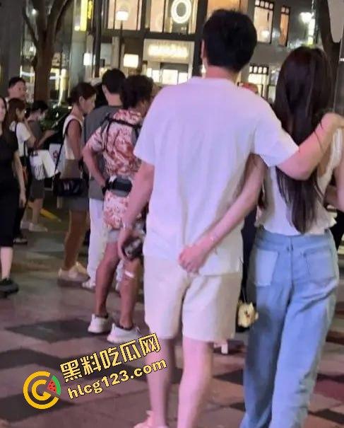 王思聪携女伴现身新加坡豪华酒店，瘦身成功状态佳，赌场玩老虎机乐翻天！-14