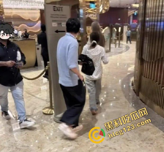 王思聪携女伴现身新加坡豪华酒店，瘦身成功状态佳，赌场玩老虎机乐翻天！-15