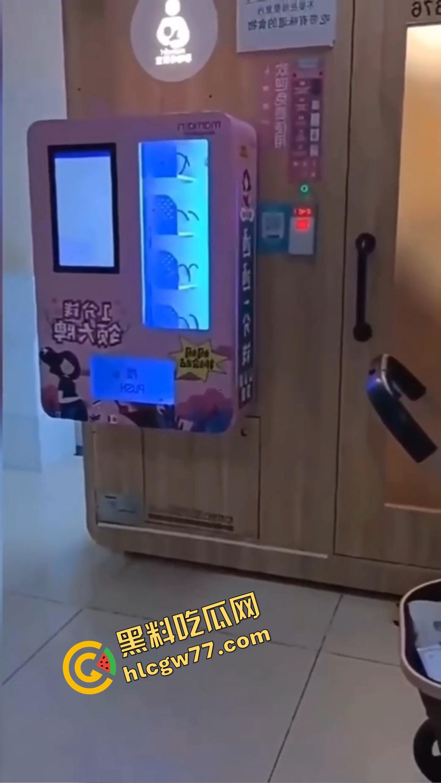 成都金牛妇幼保健院母婴室变炮房，狗男女当场开操高潮，里面干着外面拍着全程录下！-8