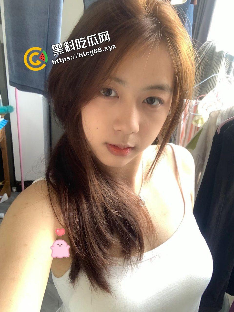 赴美留学的反差婊骚鸡【陈嘉琪】天天被洋屌男友中出骚逼，趁着宿舍里没人用仙女棒自慰！-1