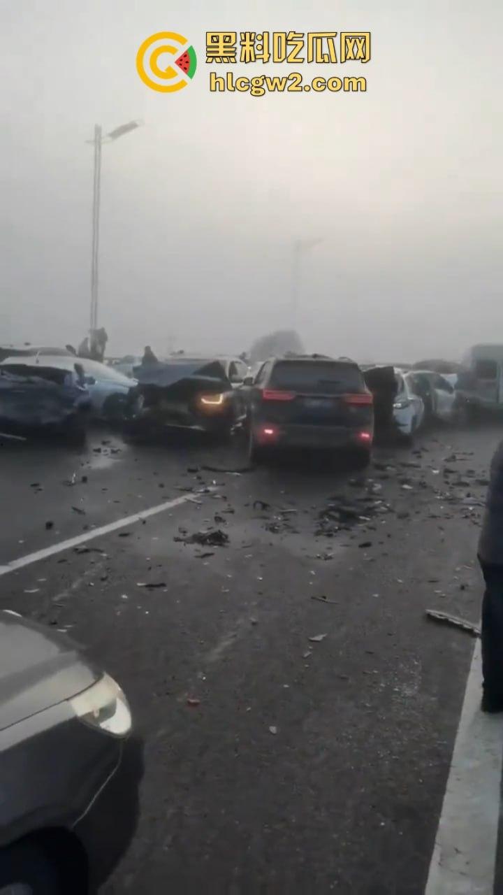 银川高架遇大雾天气暴改碰碰车乐园 致多辆车连环相撞组团“拼车”  场面难得一见-2