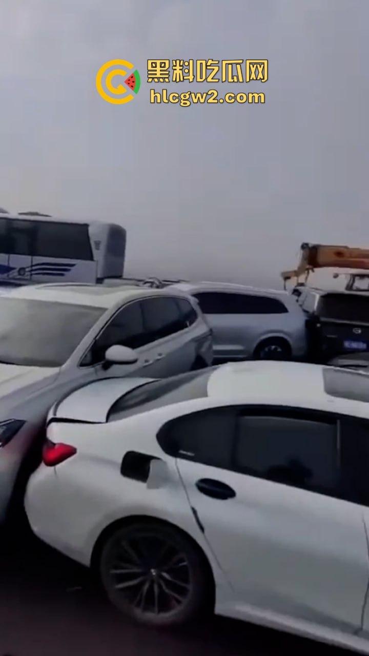 银川高架遇大雾天气暴改碰碰车乐园 致多辆车连环相撞组团“拼车”  场面难得一见-6