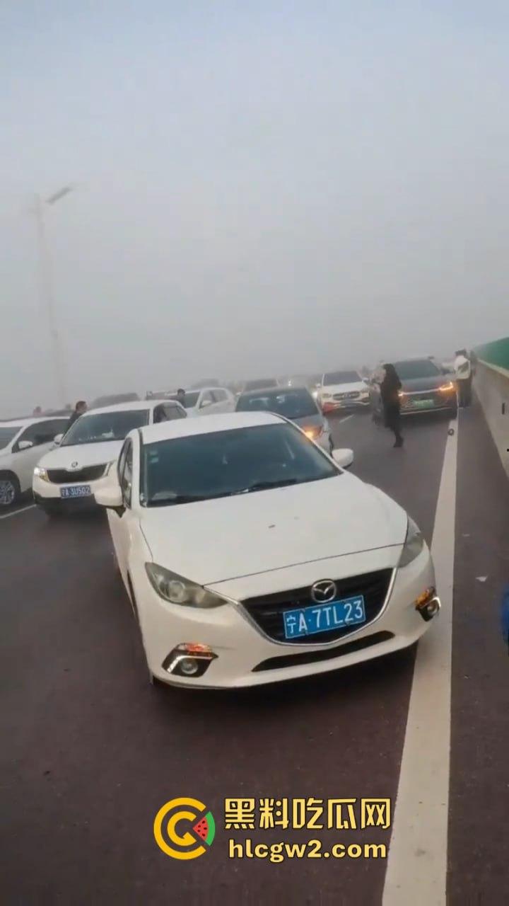 银川高架遇大雾天气暴改碰碰车乐园 致多辆车连环相撞组团“拼车”  场面难得一见-15