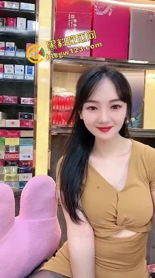 烟台烟酒店少妇老板娘，门面里直播自慰潮喷，喷湿一地成大水娃，卖不出酒就靠浪水吸客！-1