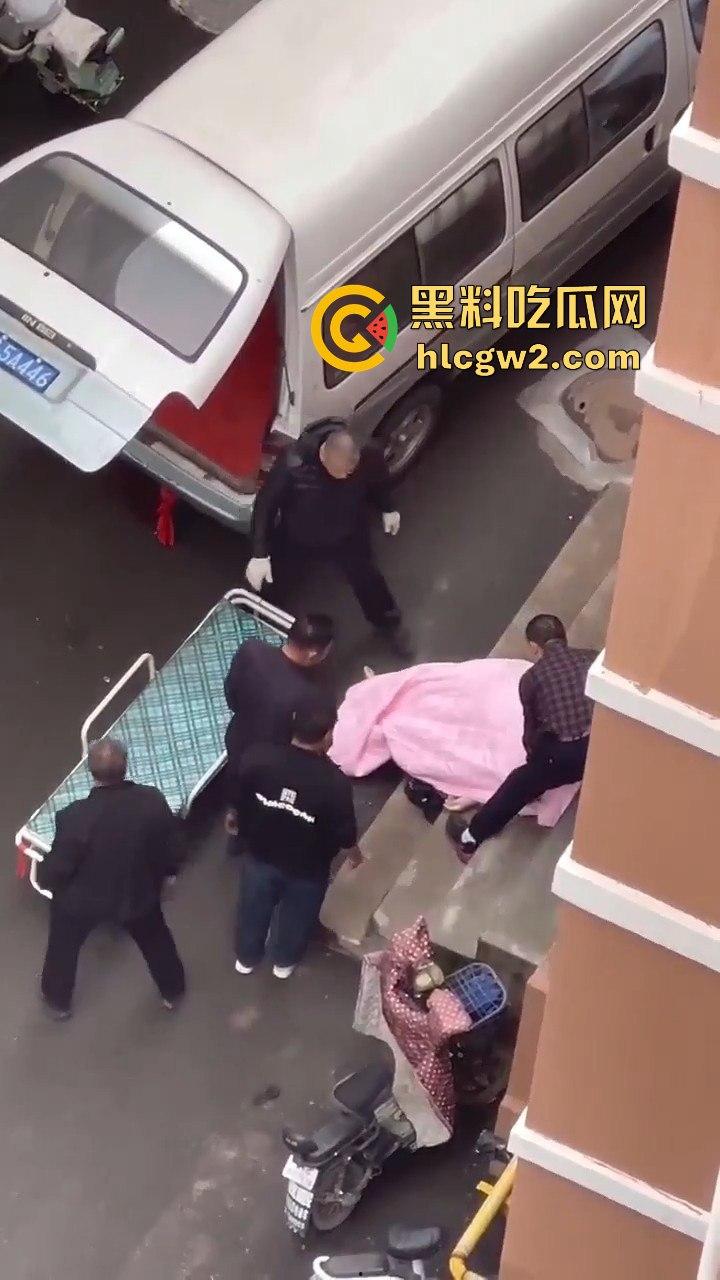 郑州男子跳楼惨烈收场，脑袋撞窗沿直接分离，场面堪比关公斩华雄！-1
