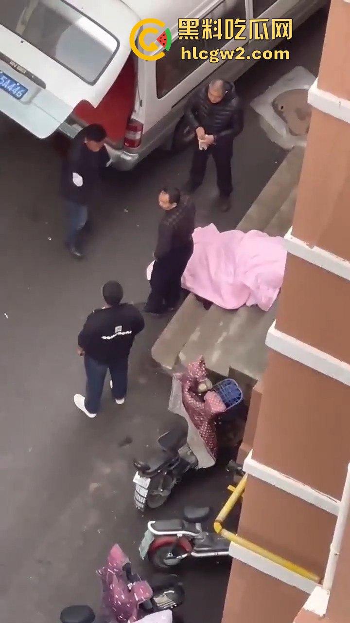 郑州男子跳楼惨烈收场，脑袋撞窗沿直接分离，场面堪比关公斩华雄！-4