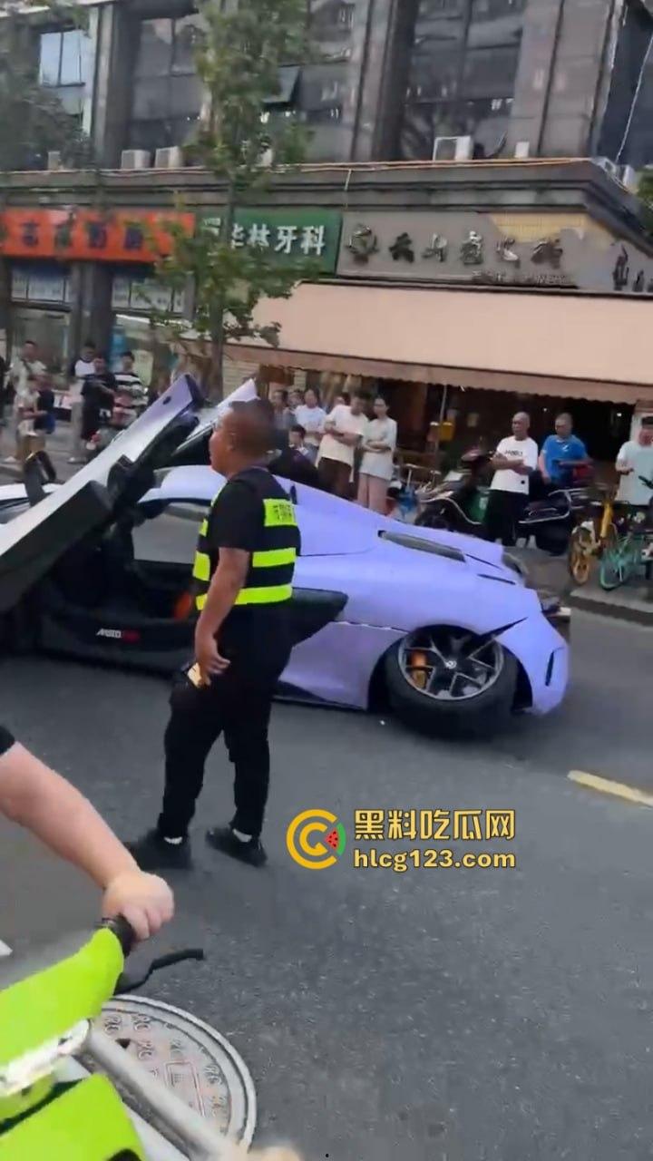 成都百万级神车被干废 租车装杯 妹子还没接到 先负债百万 现场视频看得肝疼-2