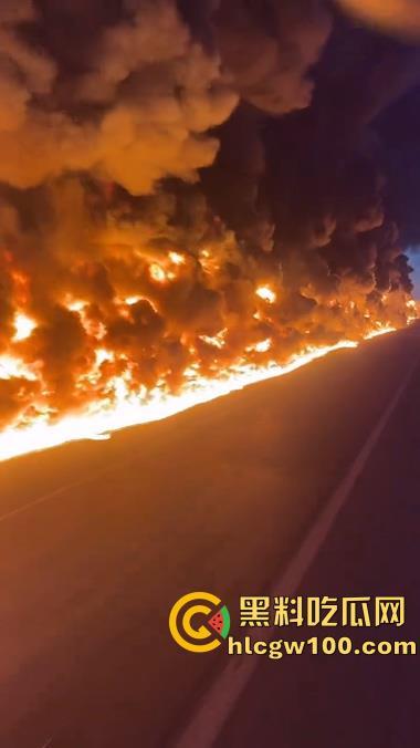 河北沧州高速上演油罐车相撞惊魂一刻，瞬间起火烟雾漫天，蔓延百米火龙天都被烧红了-2