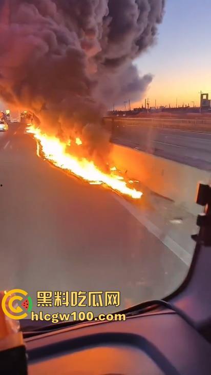 河北沧州高速上演油罐车相撞惊魂一刻，瞬间起火烟雾漫天，蔓延百米火龙天都被烧红了-4