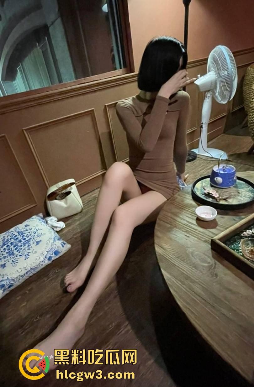 浙江健身女神【小骚狐】户外搞野战 短裙露出骚逼勾引路人 SM多人调教玩得水花四射骚到飞起！-3