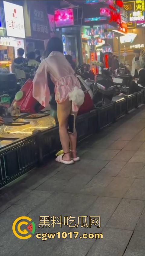 街头偶遇骚逼母狗执行主人的户外任务！齐逼短裙配透明小尾巴内裤，街头大胆露出，小骚逼玩刺激的是吧！-2