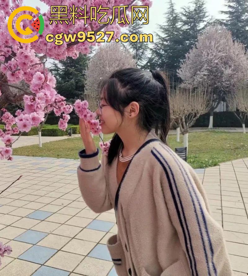 四川攀枝花女校，眼镜骚母猪【罗俊萌】，颜值一般但身材傲人，大奶肥臀性瘾骚逼，约炮视频被曝光！-8