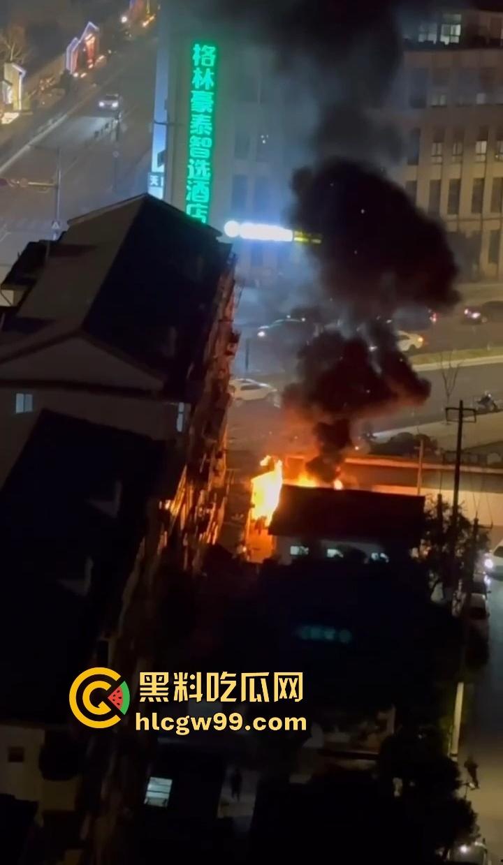 春晚无锡分会场火了,会场彩排突发火情况,央视的脸估计都烧红了吧?这年头连春晚都开始玩烈焰风格了!-6