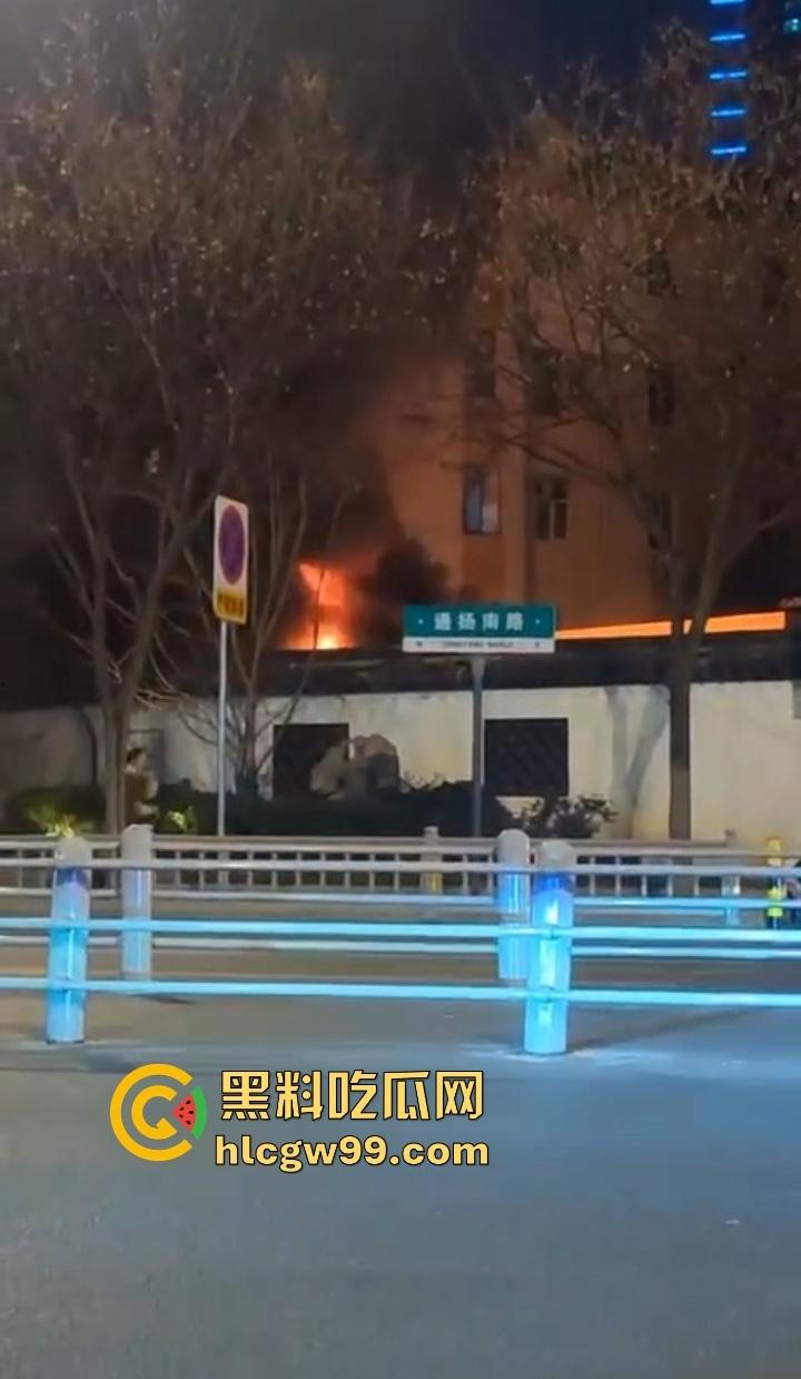 春晚无锡分会场火了,会场彩排突发火情况,央视的脸估计都烧红了吧?这年头连春晚都开始玩烈焰风格了!-8