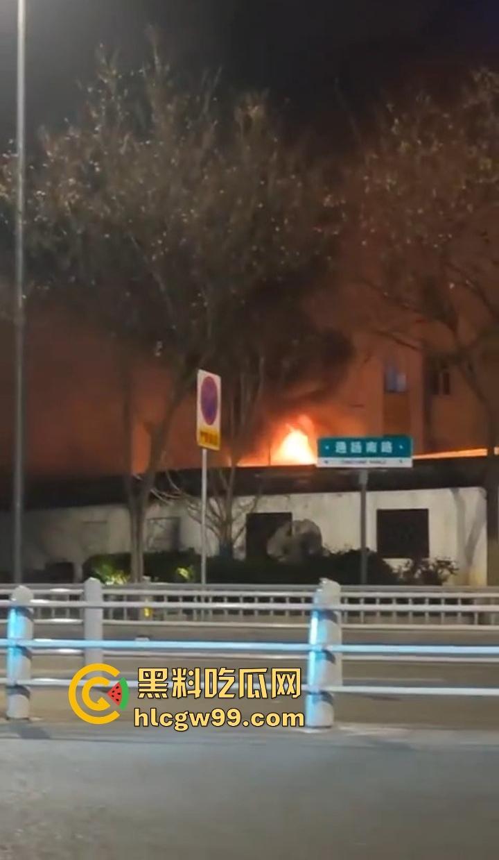 春晚无锡分会场火了,会场彩排突发火情况,央视的脸估计都烧红了吧?这年头连春晚都开始玩烈焰风格了!-9