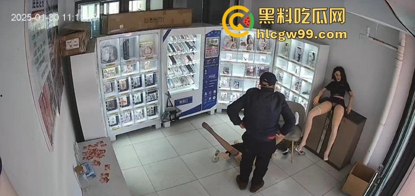 老群友情趣用品店现场试操充气娃娃,白丝不行就要黑丝,捣了几下才发现干操太疼,忘搞润滑油鸡儿磨破皮!-5
