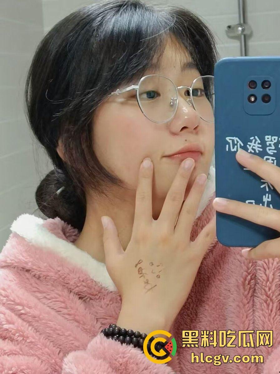 太原理工学院高材生【李雪】大翻车！清纯学霸竟成眼镜母狗，乖乖听话成男友泄欲工具！-1