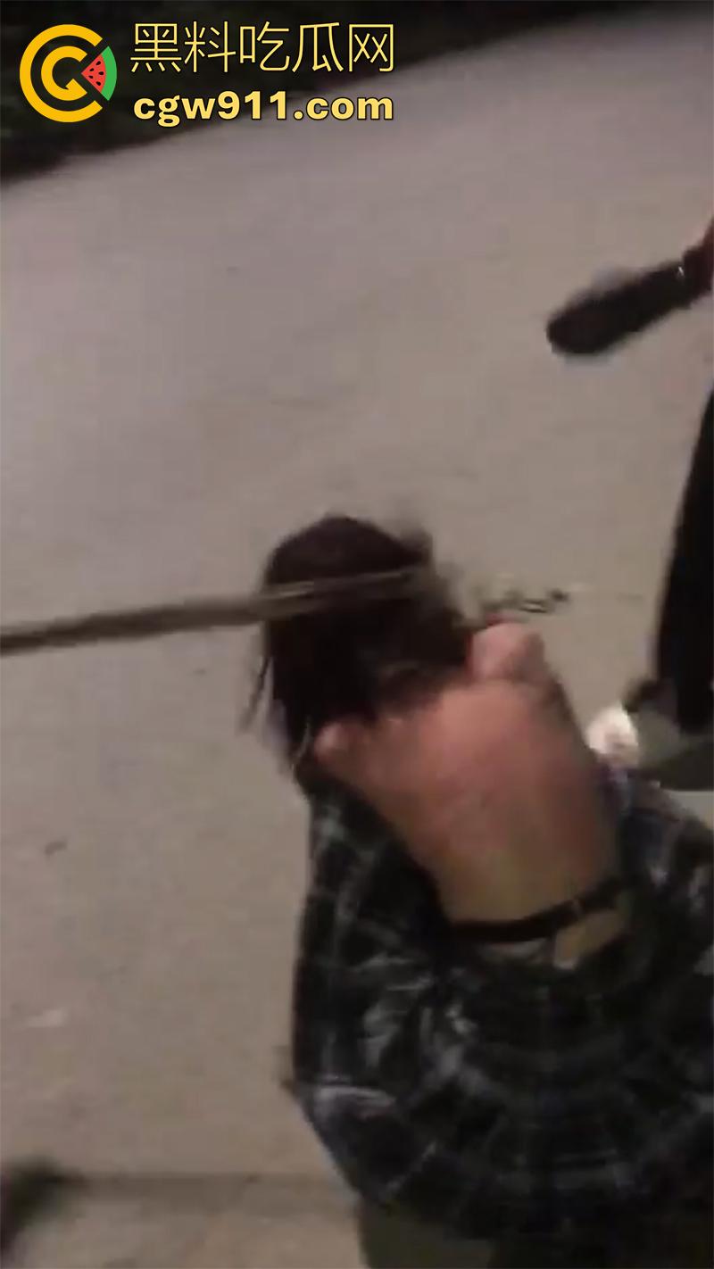 广西翻版陈美娇,靠逼勾引男人见人就睡,结果被其女友发现,带人直接围堵群殴,直接打到下跪磕头!-1