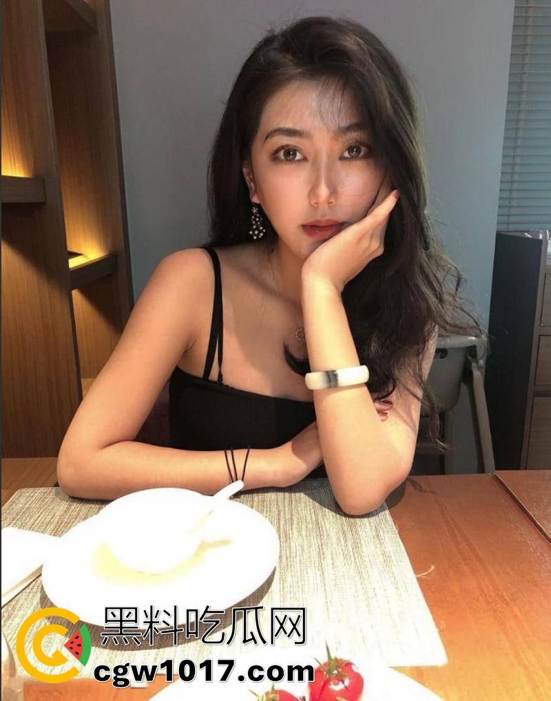 辽宁艺术学院极品班花【张思钰】，被土豪包养成金丝雀，无情输出阴道都撑破了，穿诱人黑丝，被大叔疯狂抽插！-1