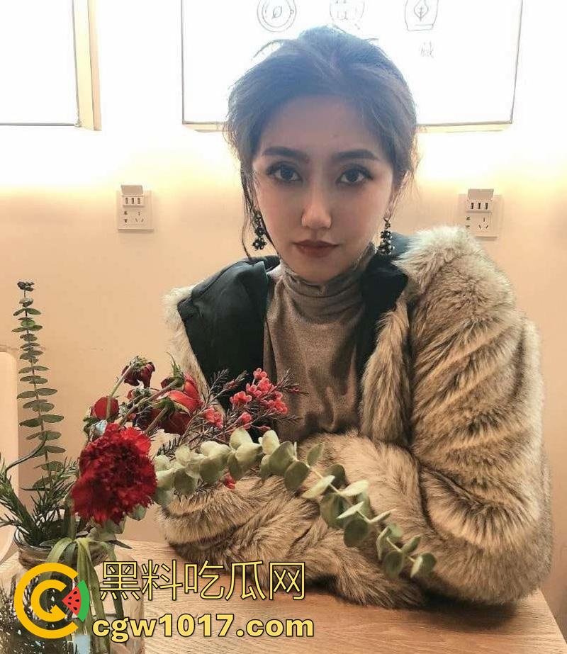 辽宁艺术学院极品班花【张思钰】，被土豪包养成金丝雀，无情输出阴道都撑破了，穿诱人黑丝，被大叔疯狂抽插！-5