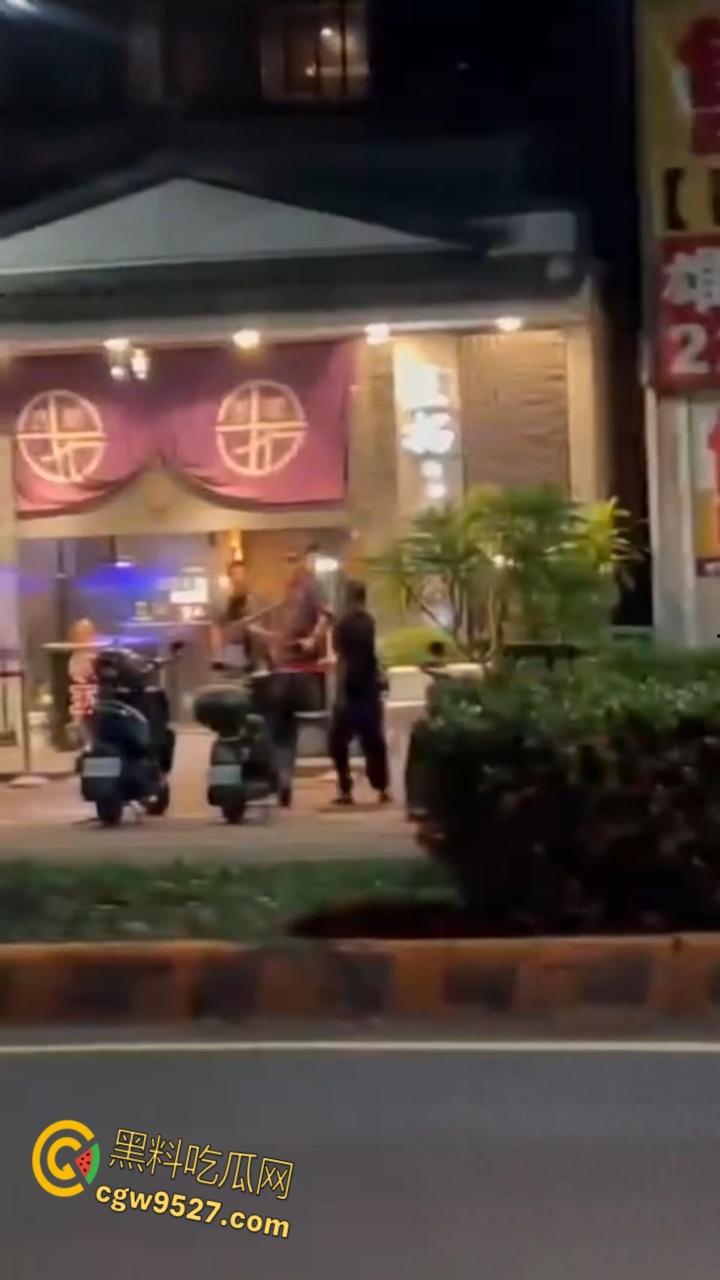 台湾高雄市郭姓男子，当街暴打23岁女友，持扫把狂殴致断扯发拖行，视频曝光过程全被拍 ！-2