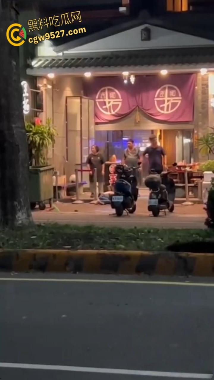 台湾高雄市郭姓男子，当街暴打23岁女友，持扫把狂殴致断扯发拖行，视频曝光过程全被拍 ！-4