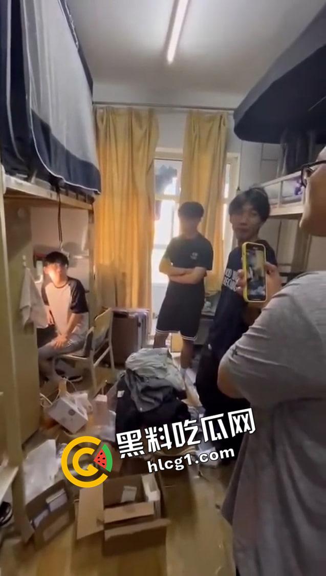 大连外国语大学逆天男同！楼道露出 洗衣间偷体育生原味 发在推特被人发现 现场对峙 变态要挨打了-6