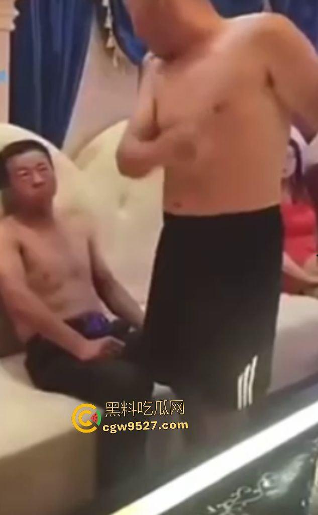 KTV玩游戏真打巴掌？光头大哥装黑社会真打狂送250元，这要是真进看守所黑社会都没用！-2