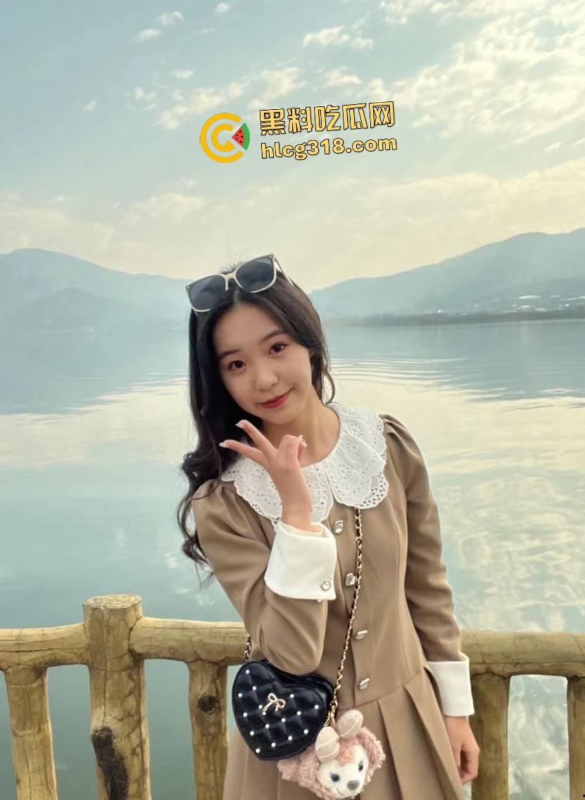 清纯女大【王利华】极度反差拜金,课余时间经常约炮金主找3P,车震毒龙把车子搞到异响!-1