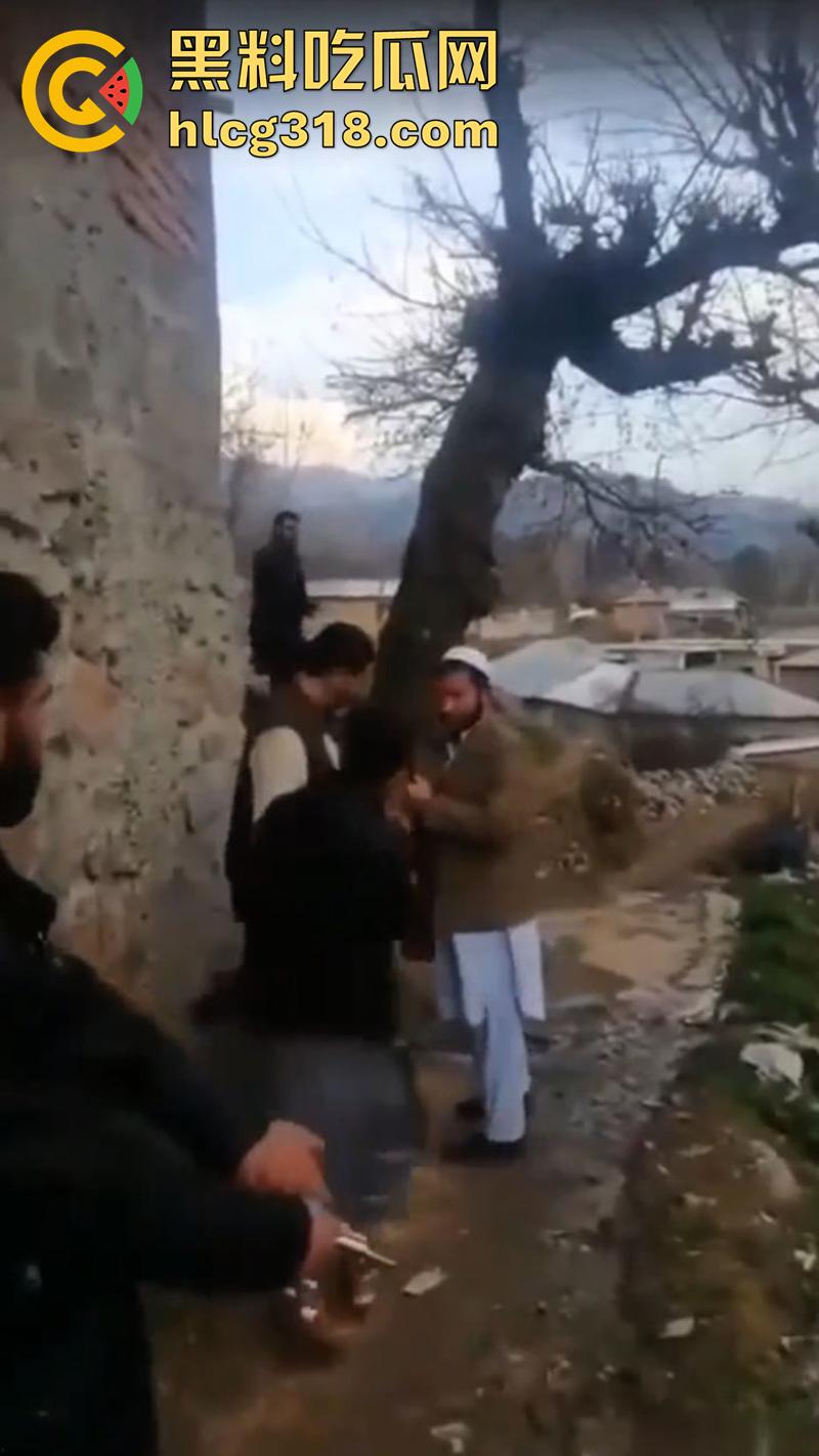 猪队友试枪惨遭爆头，巴基斯坦村民体验刚到的手枪，结果遭猪队友走火爆头，男子当场去世！-2