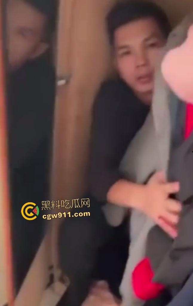 广东水管工小三修水龙头，修到床上操人妻，丈夫出门又返回家中抓奸情，老婆抱着儿子偷情被骂贱货！-2