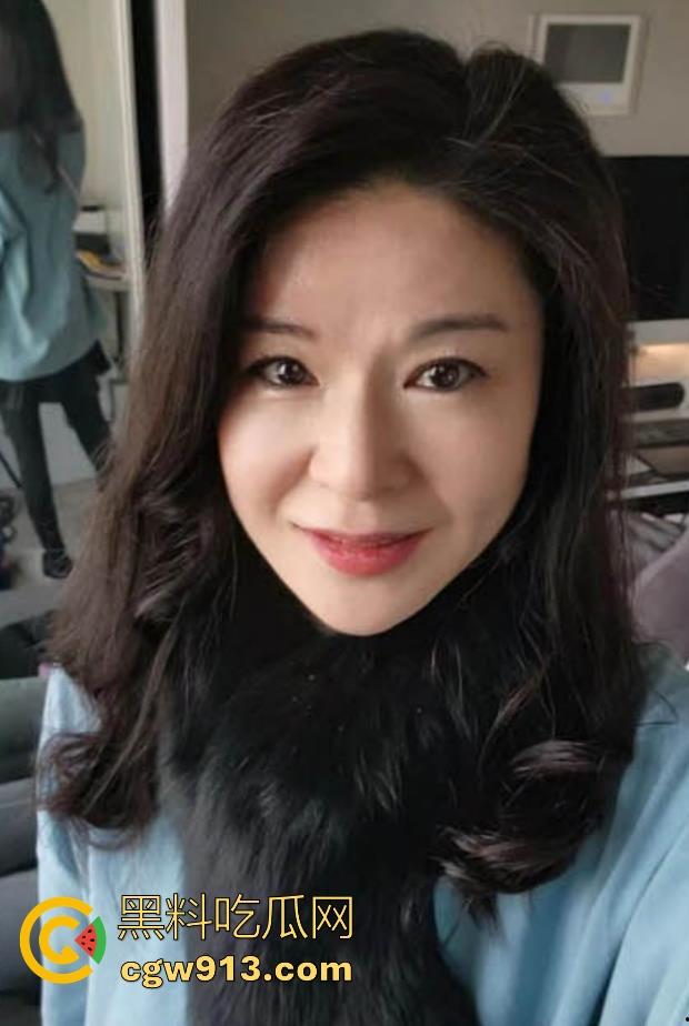 海角乱伦，早上起床把妈妈的骚穴狂扣出水，再狠狠无套猛插，主动撅臀迎合，极其骚乱！-1