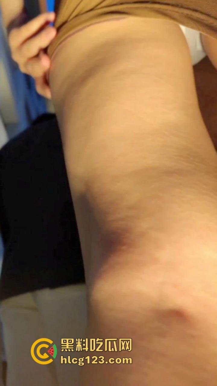 姑娘你以为穿长裙就安全了？极品美女裙底被偷拍浑然不知 白色逼缝一览无余-6