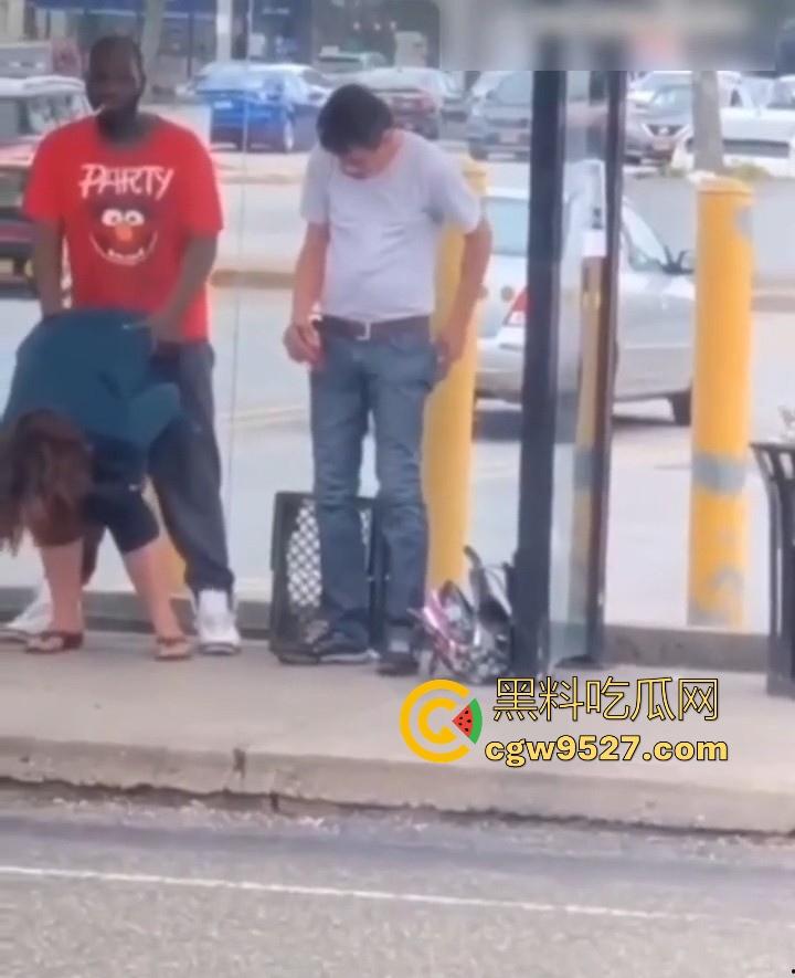 外国巨乳少妇，公交车站逼痒难耐和黑人当街性爱，旁边路人见怪不怪，老黑内射后若无其事装路人！-3