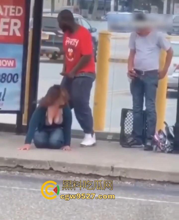 外国巨乳少妇，公交车站逼痒难耐和黑人当街性爱，旁边路人见怪不怪，老黑内射后若无其事装路人！-4