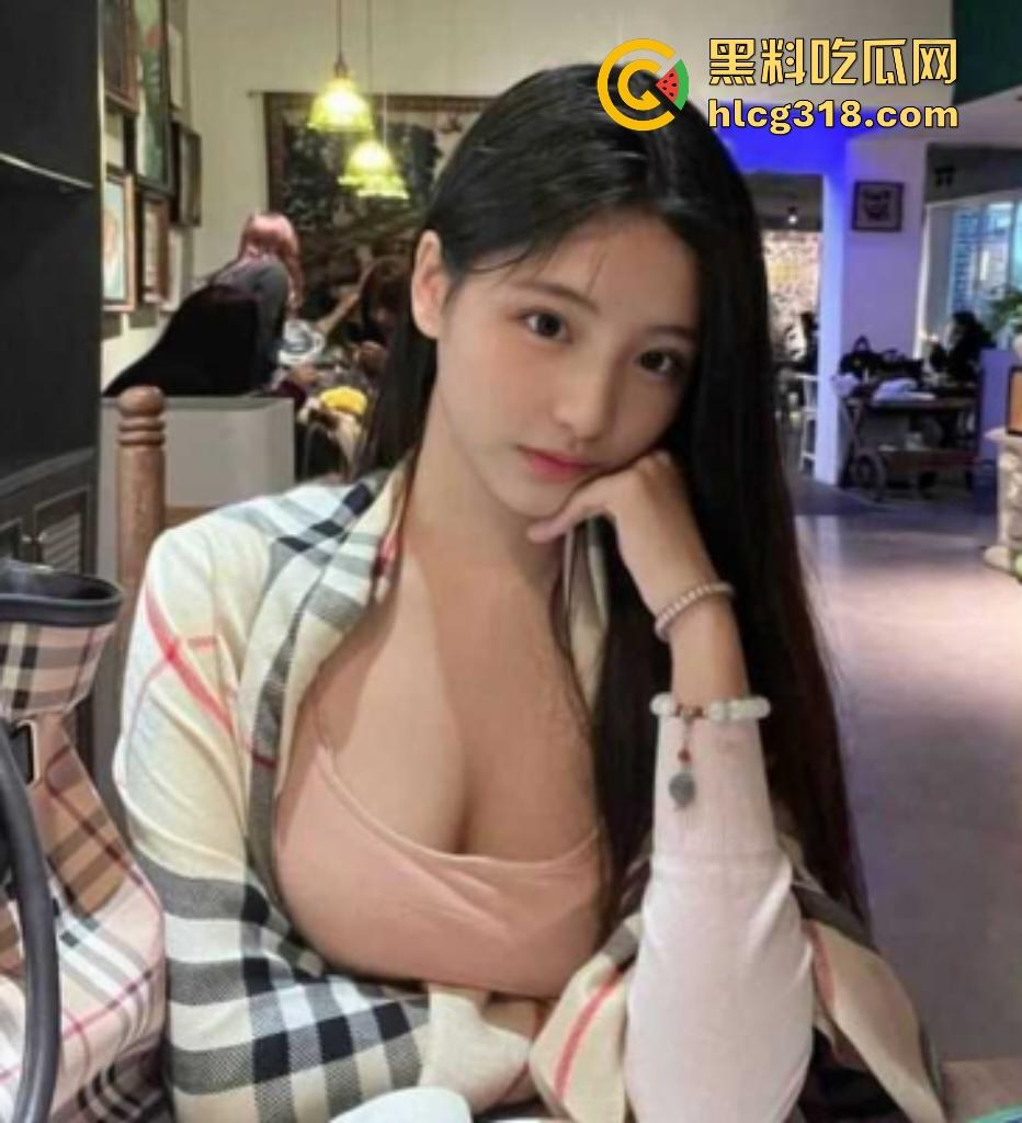 南京邮电大学校花【王筱】网恋奔现，在家中沙发做爱被后入内射，男友鸡鸡短精液一下就流出来了！-1