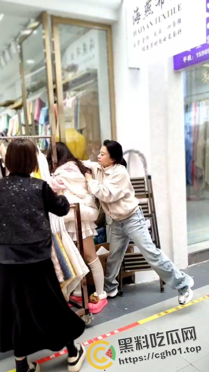 绍兴柯桥区市场捉奸大战 风韵犹存的原配大战正当妩媚的小三 是什么样的男人能操这两个逼-1