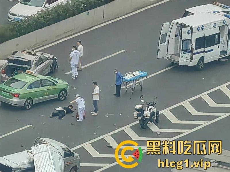 重口慎入!成都金丰高架发生一起惨烈车祸 货拉拉司机身体零件散落一地!-4