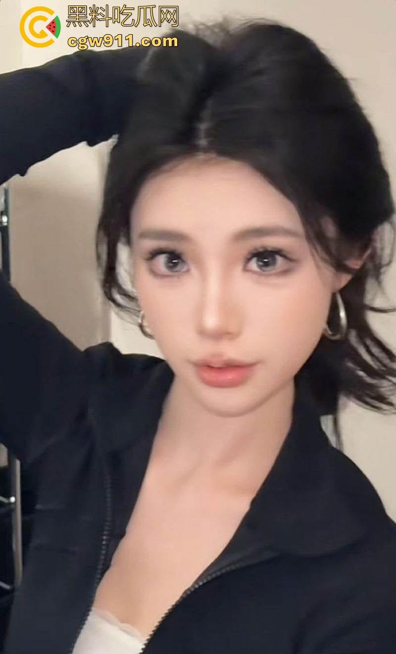 长沙LV极品销售【秦璐伊】高颜值极品身材,搭配紧身吊带裙配黑色小白袜,C杯美乳挺翘,被金主镜子前猛操后入!-1