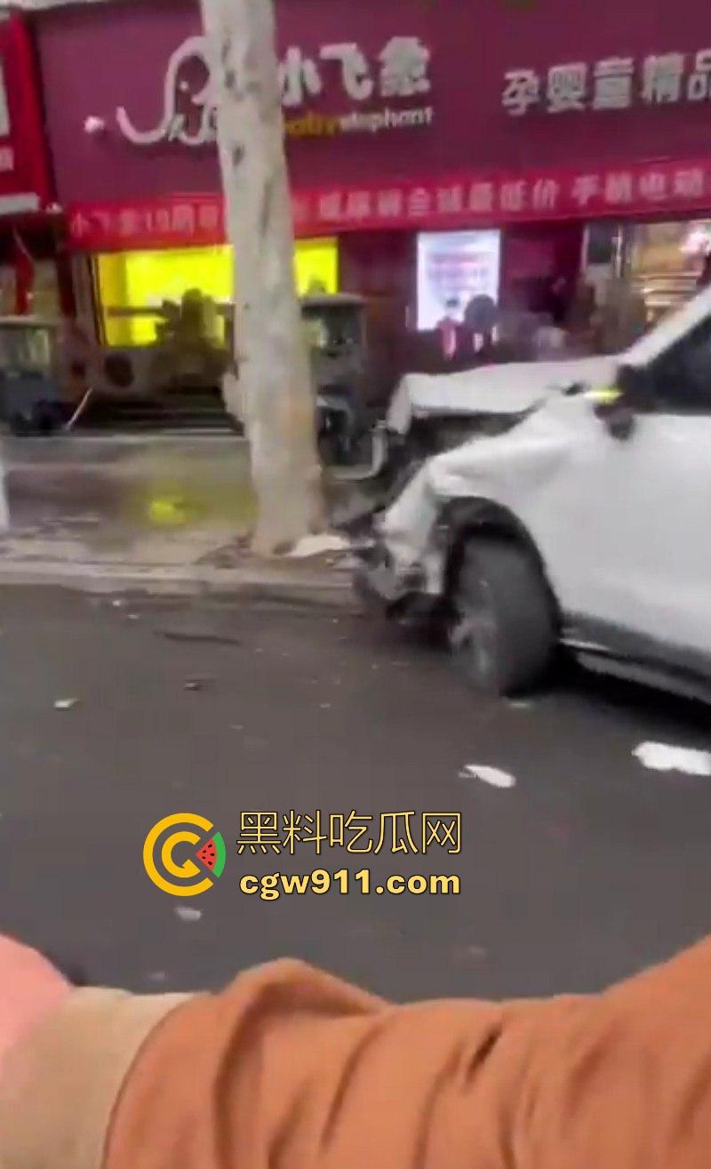 现在的人怨气实在是太重了，河南郑州凶手驾车撞伤女子，将其捅死随后当场自杀身亡，画面血腥胆小慎入！-4