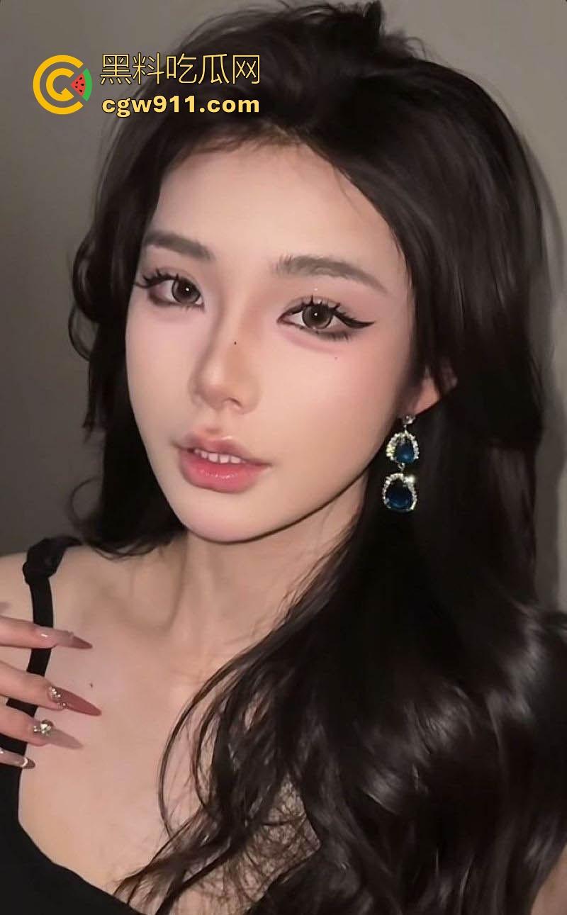 长沙LV极品销售【秦璐伊】高颜值极品身材,搭配紧身吊带裙配黑色小白袜,C杯美乳挺翘,被金主镜子前猛操后入!-2