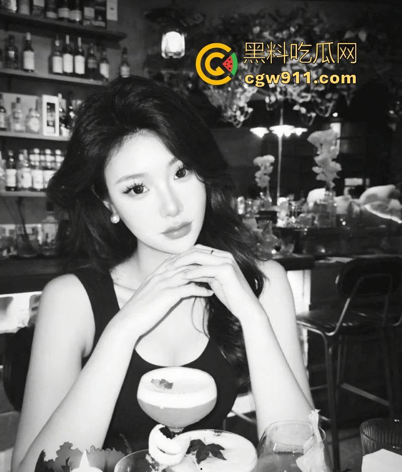 长沙LV极品销售【秦璐伊】高颜值极品身材,搭配紧身吊带裙配黑色小白袜,C杯美乳挺翘,被金主镜子前猛操后入!-3