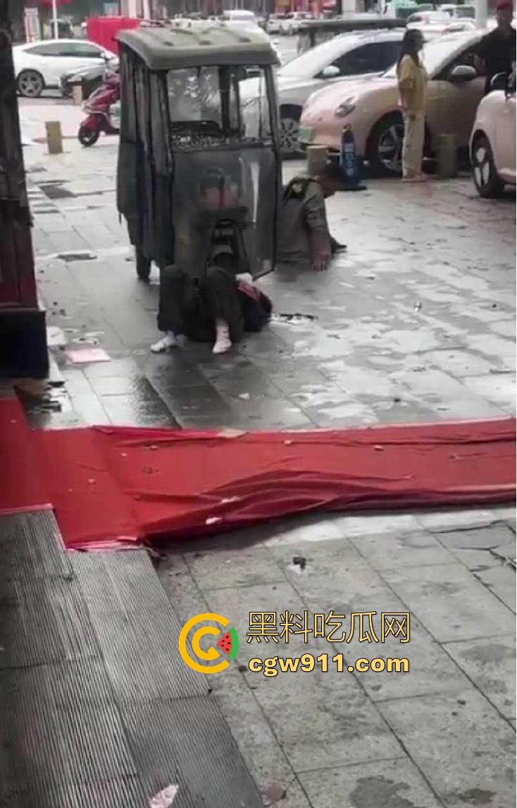 现在的人怨气实在是太重了，河南郑州凶手驾车撞伤女子，将其捅死随后当场自杀身亡，画面血腥胆小慎入！-6