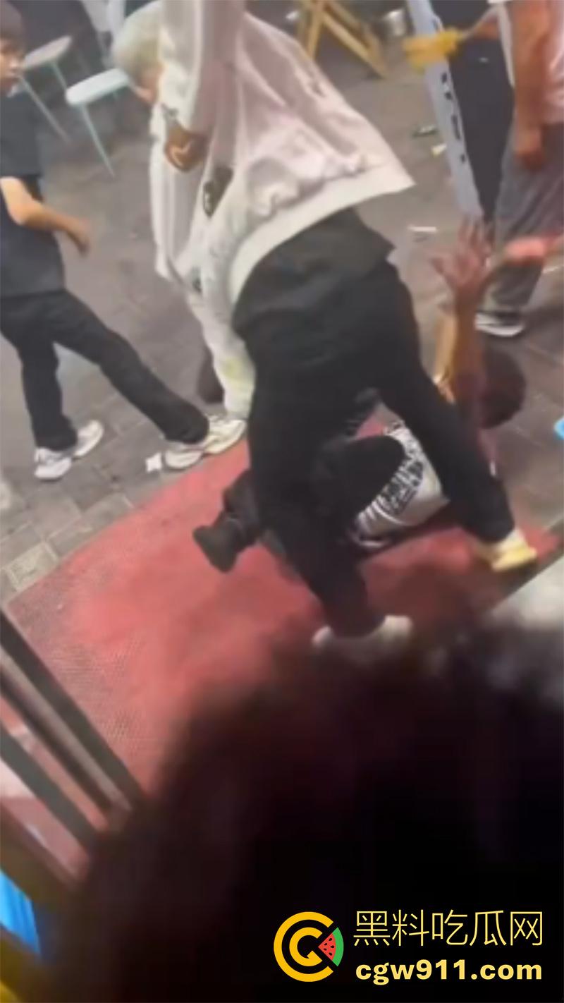 东莞金沙湾外卖员大战，嚣张小哥辱骂店主，儿子气不过叫人群殴，两方多人混战，当代古惑仔啊！-3